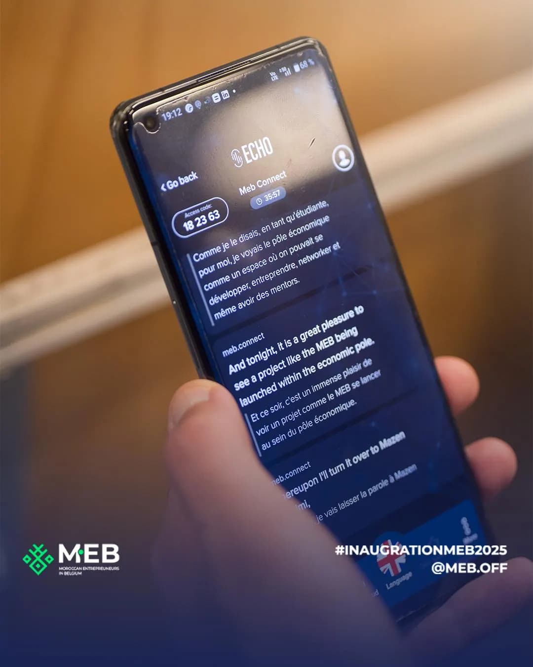 Un téléphone affiche la transcription en direct des prises de parole.